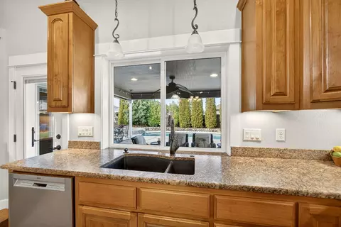 Kitchen - 959 Pumpkin Ridge Dr, Eagle Point, OR 97524 photo 4 of 4