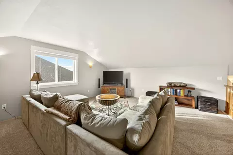 Living - 959 Pumpkin Ridge Dr, Eagle Point, OR 97524 photo 3 of 3