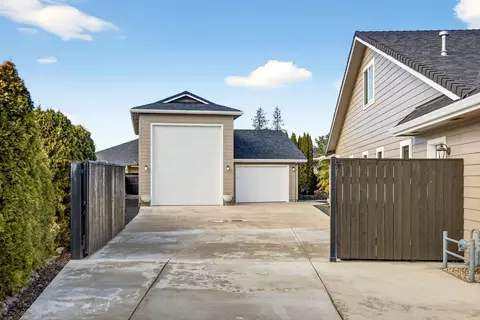 Exterior - 959 Pumpkin Ridge Dr, Eagle Point, OR 97524 photo 2 of 14