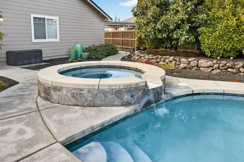 Exterior - 959 Pumpkin Ridge Dr, Eagle Point, OR 97524 photo 11 of 14