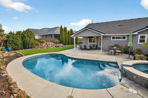 Exterior - 959 Pumpkin Ridge Dr, Eagle Point, OR 97524 photo 7 of 14