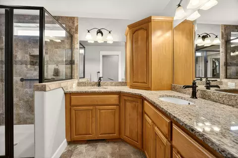 Bath - 959 Pumpkin Ridge Dr, Eagle Point, OR 97524 photo 3 of 4