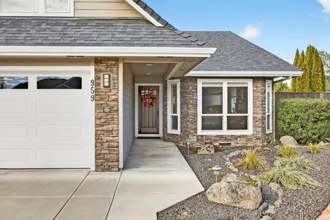 Exterior - 959 Pumpkin Ridge Dr, Eagle Point, OR 97524 photo 4 of 14