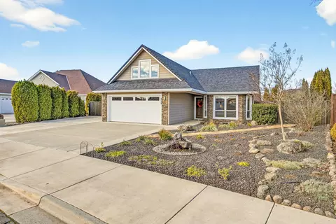 Exterior - 959 Pumpkin Ridge Dr, Eagle Point, OR 97524 photo 3 of 14
