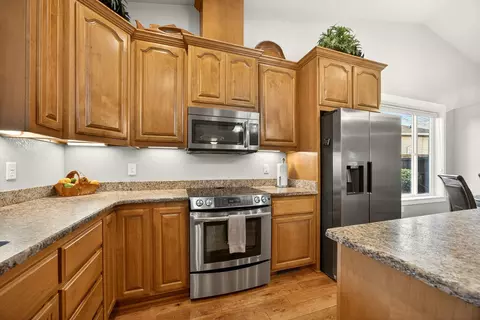 Kitchen - 959 Pumpkin Ridge Dr, Eagle Point, OR 97524 photo 3 of 4