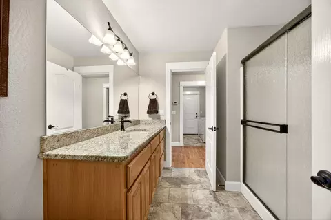 Bath - 959 Pumpkin Ridge Dr, Eagle Point, OR 97524 photo 4 of 4