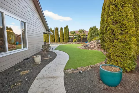 Exterior - 959 Pumpkin Ridge Dr, Eagle Point, OR 97524 photo 10 of 14