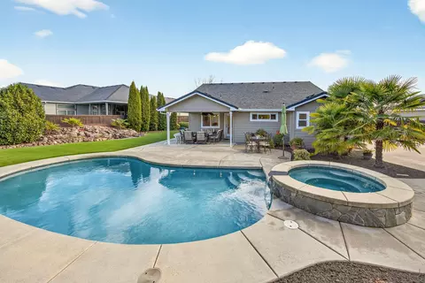 Exterior - 959 Pumpkin Ridge Dr, Eagle Point, OR 97524 photo 8 of 14