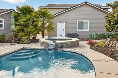 Exterior - 959 Pumpkin Ridge Dr, Eagle Point, OR 97524 photo 9 of 14