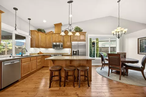 Kitchen - 959 Pumpkin Ridge Dr, Eagle Point, OR 97524 photo 2 of 4