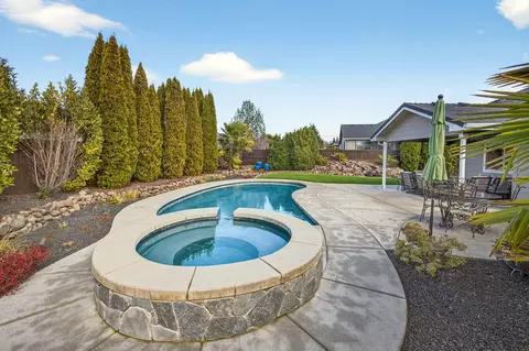 Exterior - 959 Pumpkin Ridge Dr, Eagle Point, OR 97524 photo 6 of 14