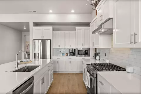 Kitchen - 3843 NE Oakside Loop, Bend, OR 97701 photo 2 of 4