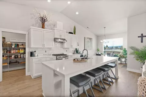 Kitchen - 3843 NE Oakside Loop, Bend, OR 97701 photo 4 of 4