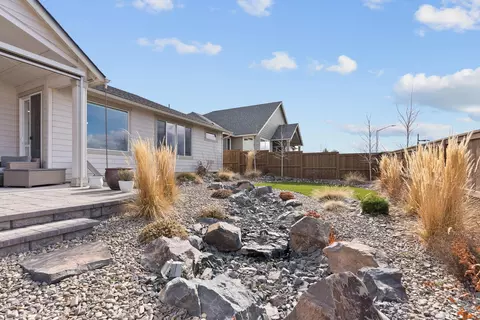 Exterior - 3843 NE Oakside Loop, Bend, OR 97701 photo 6 of 10