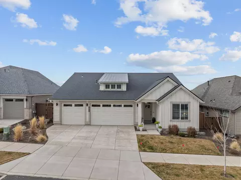 Exterior - 3843 NE Oakside Loop, Bend, OR 97701 photo 2 of 10