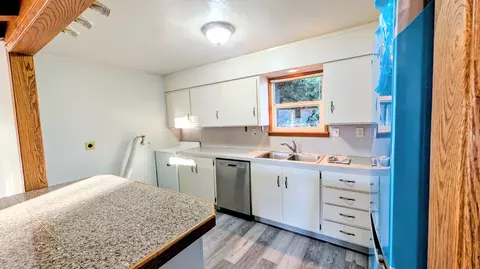 Kitchen - 32550 Rivers Dr, Chiloquin, OR 97624 photo 2 of 2
