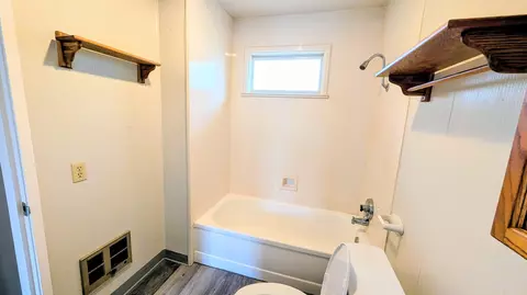 Bath - 32550 Rivers Dr, Chiloquin, OR 97624 photo 2 of 2