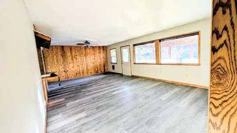 Living - 32550 Rivers Dr, Chiloquin, OR 97624 photo 2 of 4