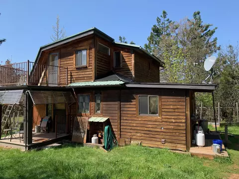 282 Reagor Ln, Cave Junction, OR 97523