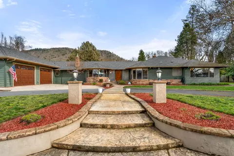 1117 NE Memorial Dr, Grants Pass, OR 97526