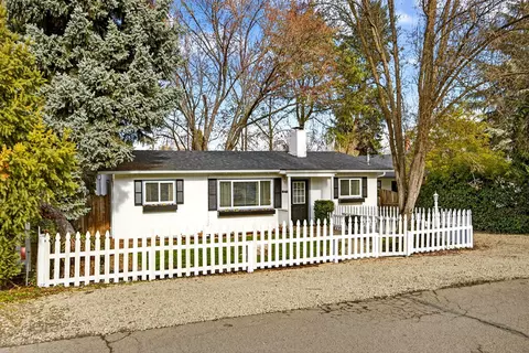 545 E C St, Jacksonville, OR 97530