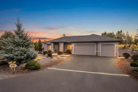 890 Cinnamon Teal Dr, Redmond, OR 97756