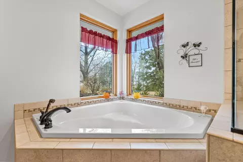 Bath - 66255 White Rock Loop, Bend, OR 97703 photo 4 of 10