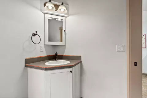 Bath - 66255 White Rock Loop, Bend, OR 97703 photo 7 of 10