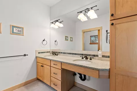 Bath - 66255 White Rock Loop, Bend, OR 97703 photo 8 of 10