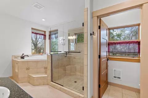 Bath - 66255 White Rock Loop, Bend, OR 97703 photo 3 of 10