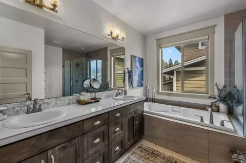 Bath - 60863 Garrison Dr, Bend, OR 97702 photo 5 of 8
