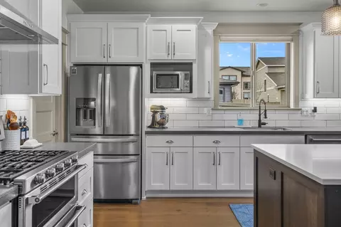 Kitchen - 60863 Garrison Dr, Bend, OR 97702 photo 4 of 5
