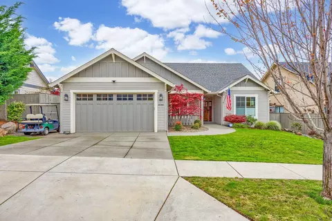 4040 Crystal Springs Dr, Medford, OR 97504
