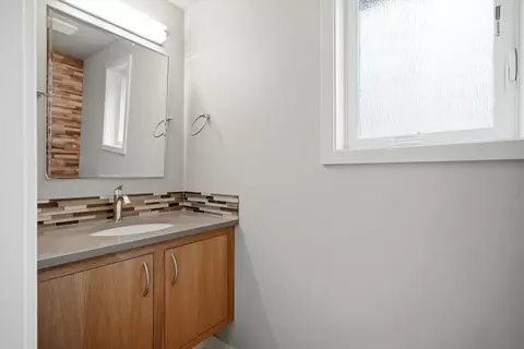 Bath - 60734 Golf Village Loop, Bend, OR 97702 photo 4 of 4