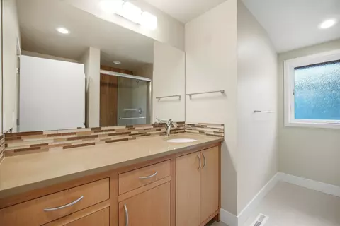 Bath - 60734 Golf Village Loop, Bend, OR 97702 photo 3 of 4