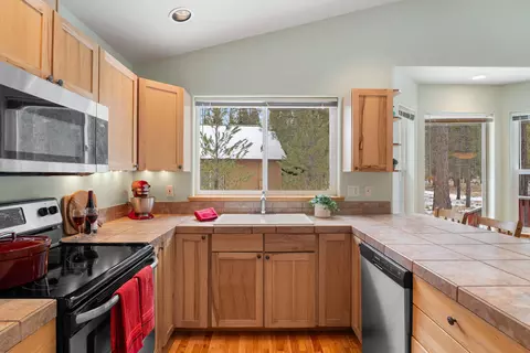 Kitchen - 55565 Wagon Master Way, Bend, OR 97707 photo 2 of 3