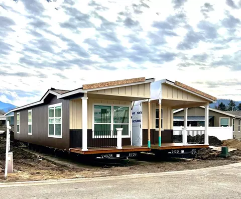 4601 S Pacific Hwy #8, Phoenix, OR 97535
