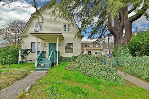 604 NW 4th St, Grants Pass, OR 97526