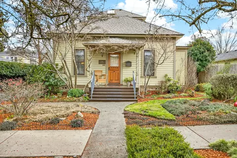 156 8th St, Ashland, OR 97520