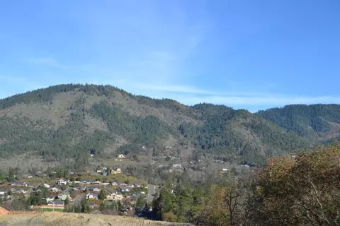 1010 SE Smith Hill Ln, Grants Pass, OR 97527