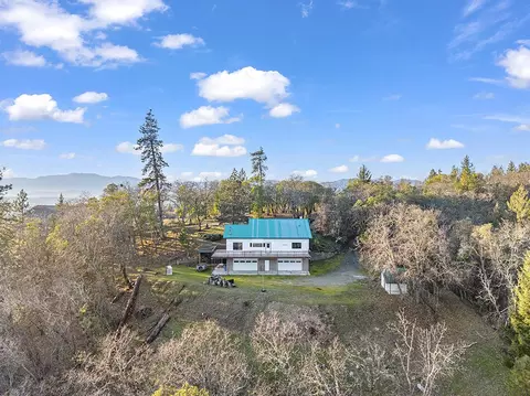 111 Lance Dr, Grants Pass, OR 97526