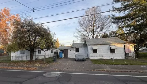 1052 W 12th St, Medford, OR 97501