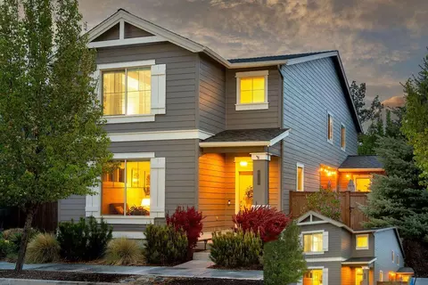 3380 SW 28th St, Redmond, OR 97756