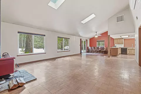 260 Mcmullen Creek Rd, Selma, OR 97538