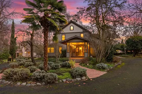 668 N Main St, Ashland, OR 97520