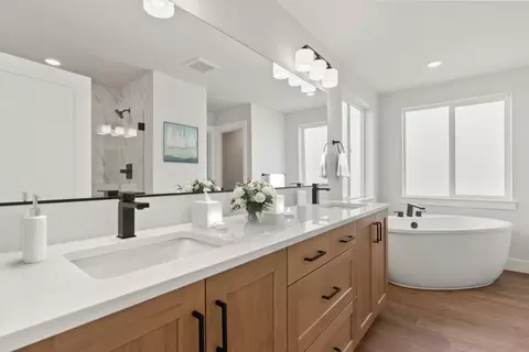 Bath - 60940 SE Apollo Pl, Bend, OR 97702 photo 2 of 2