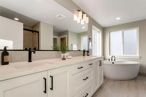 Bath - 60940 SE Apollo Pl, Bend, OR 97702 photo 1 of 2
