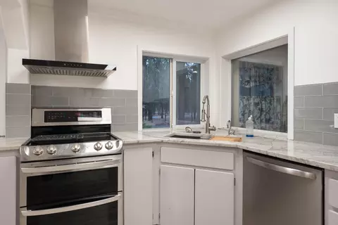 Kitchen - 14731 Longleaf Pne, La Pine, OR 97739 photo 2 of 5