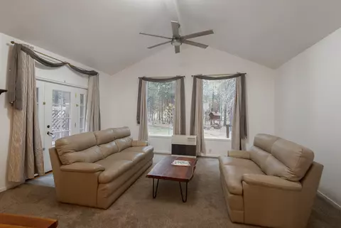 Living - 14731 Longleaf Pne, La Pine, OR 97739 photo 2 of 4