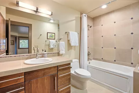 Bath - 1627 NW Summit Dr, Bend, OR 97703 photo 6 of 8
